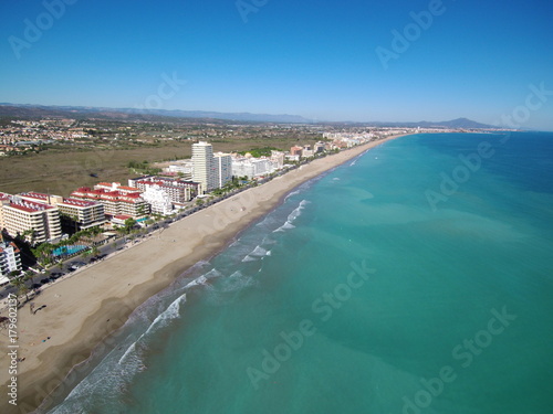 Peñíscola es un municipio de la Comunidad Valenciana, España, situado en la costa norte de la provincia de Castellón, en la comarca del Bajo Maestrazgo   © VEOy.com