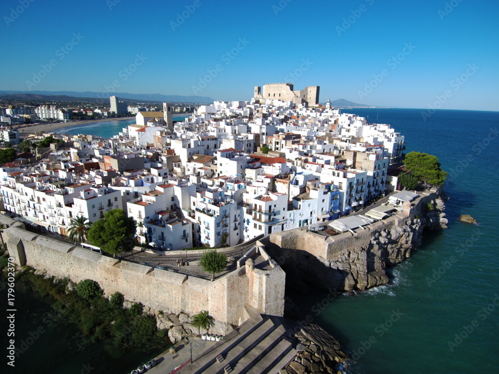 Peñíscola es un municipio de la Comunidad Valenciana, España, situado en la costa norte de la provincia de Castellón, en la comarca del Bajo Maestrazgo
