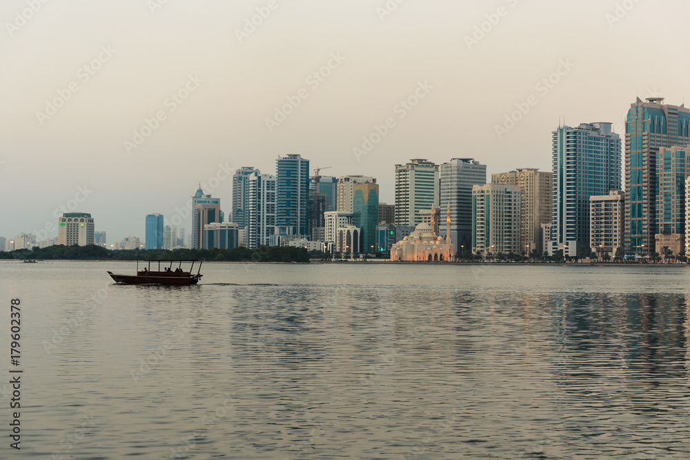Fototapeta premium Wgląd nocy Sharjah UAE