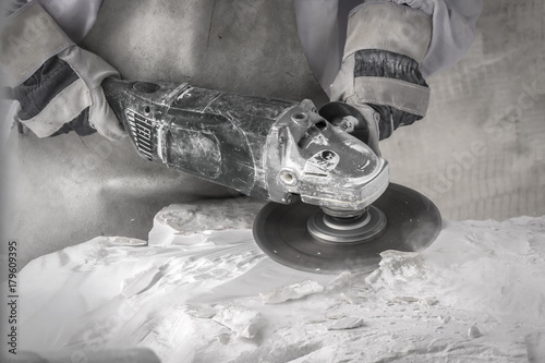 Artista che taglia il marmo con disco diamantato
