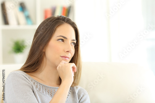 Foto Pensive woman wondering at home