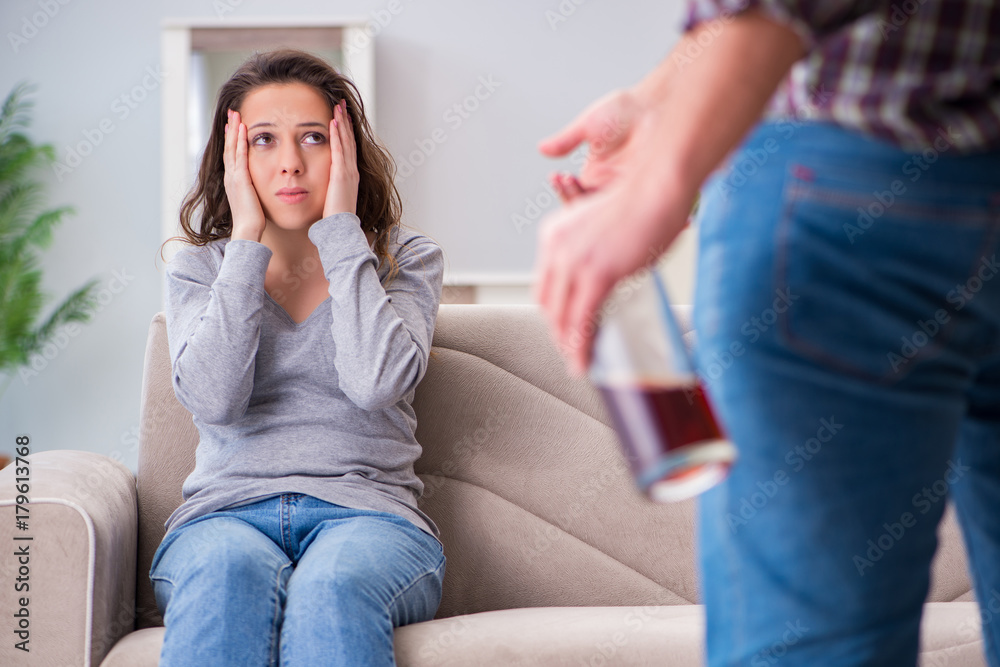 Obraz premium Domestic violence concept in a family argument with drunk alcoho