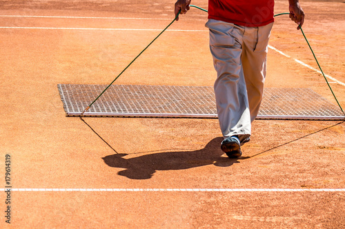 Preparation of tennis courts © kvdkz