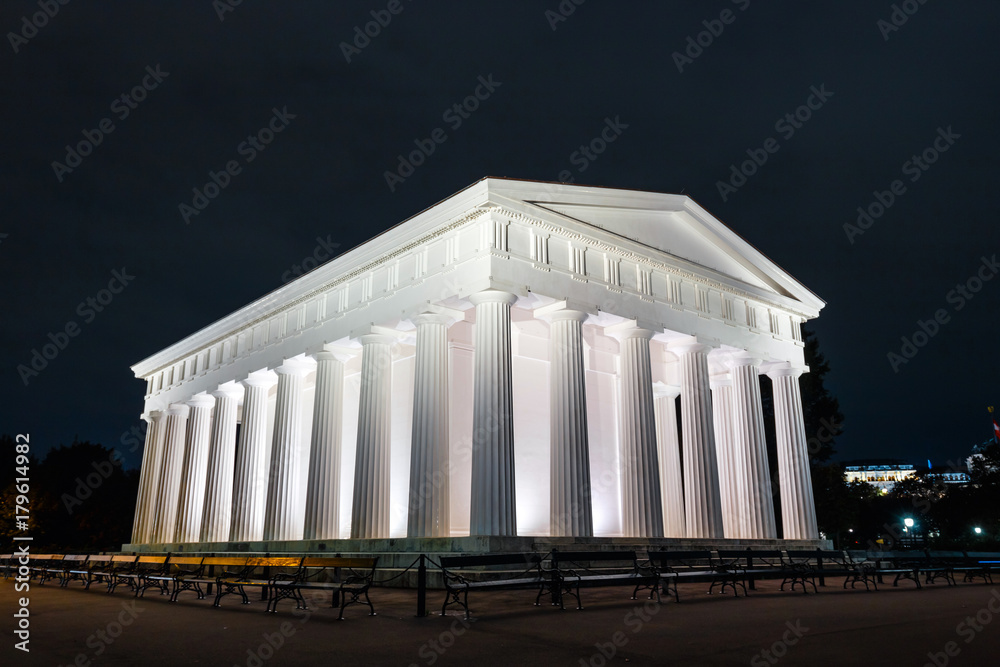 Obraz premium Volksgarten in Vienna at night, Austria. Neoclassical Theseus Temple