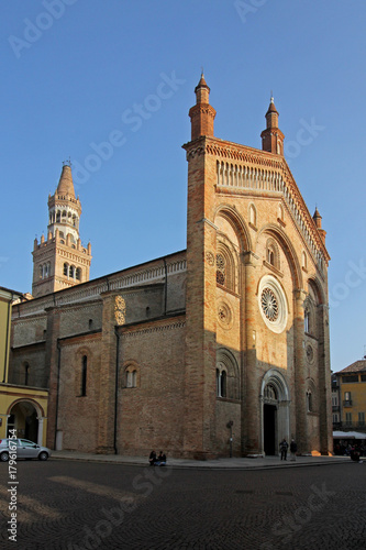 Duomo di Crema: facciata e torre campanaria