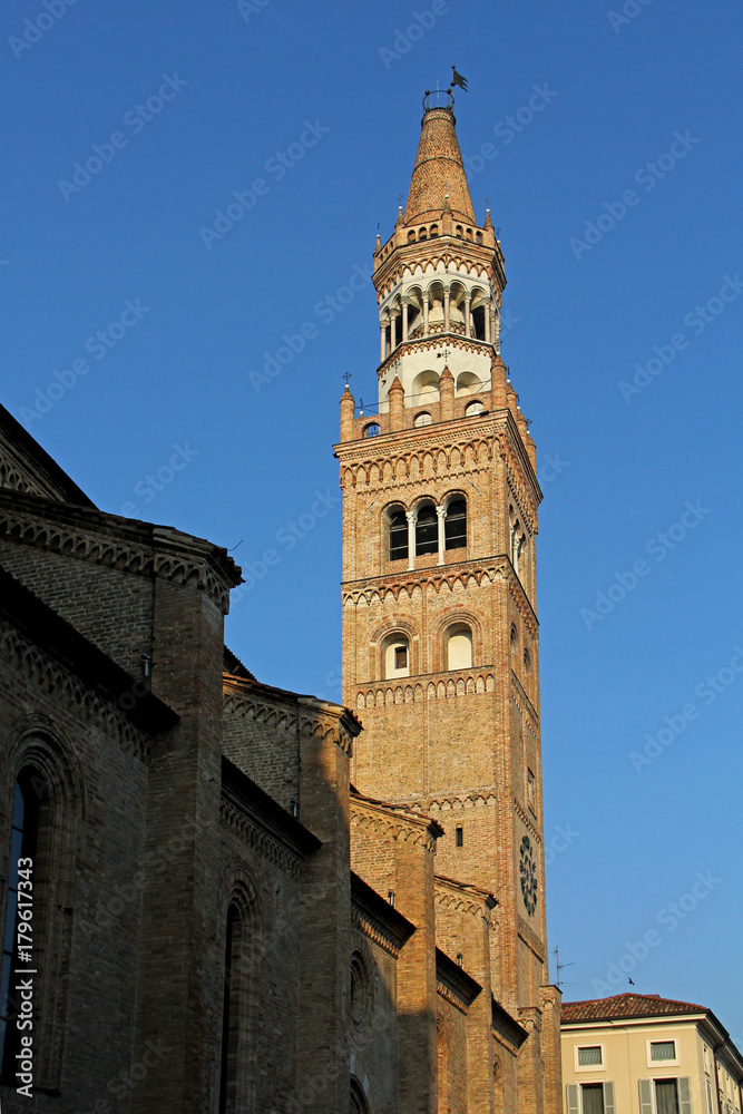 Duomo di Crema: la torre campanaria (secoli XIII - XIV)