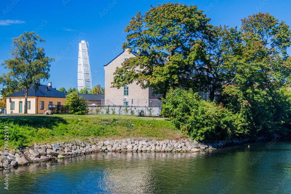 Obraz premium Small houses and Turning Torso building in in Malmo, Sweden.