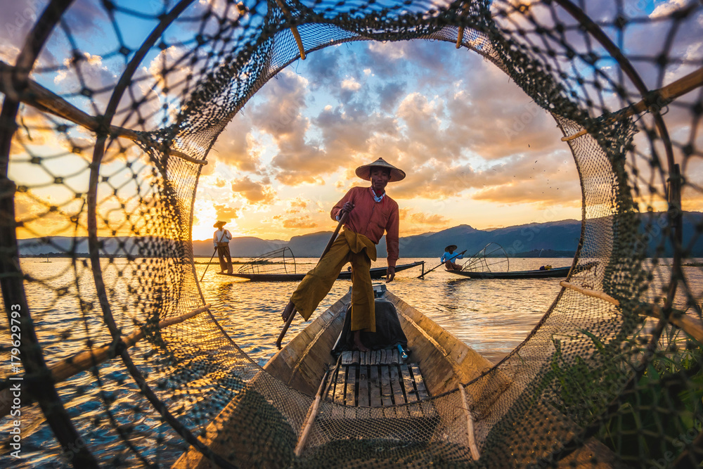 Intha fishermen at sunset, Inle Lake, Myanmar - obrazy, fototapety, plakaty 