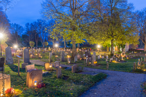 Tända ljus under Alhelgonahelgen på Värmdö kyrkogård