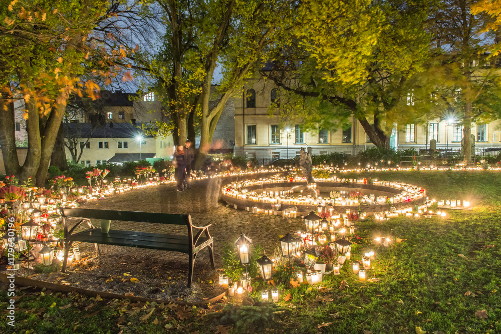 Φωτογραφία Minneslund på Katarina kyrka med mängder med ljus tända på Allhelgonaafton