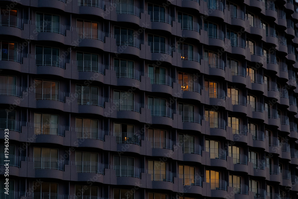Obraz premium Sunset reflections in Tokyo buildings
