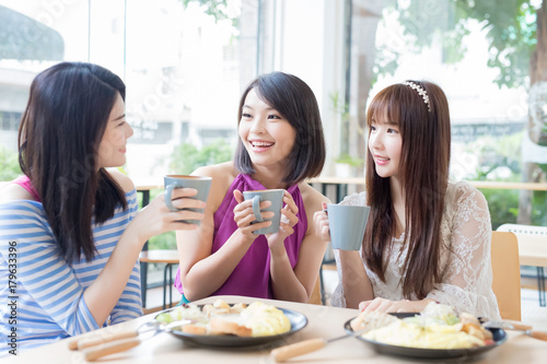 Photography happy woman friends in restaurant