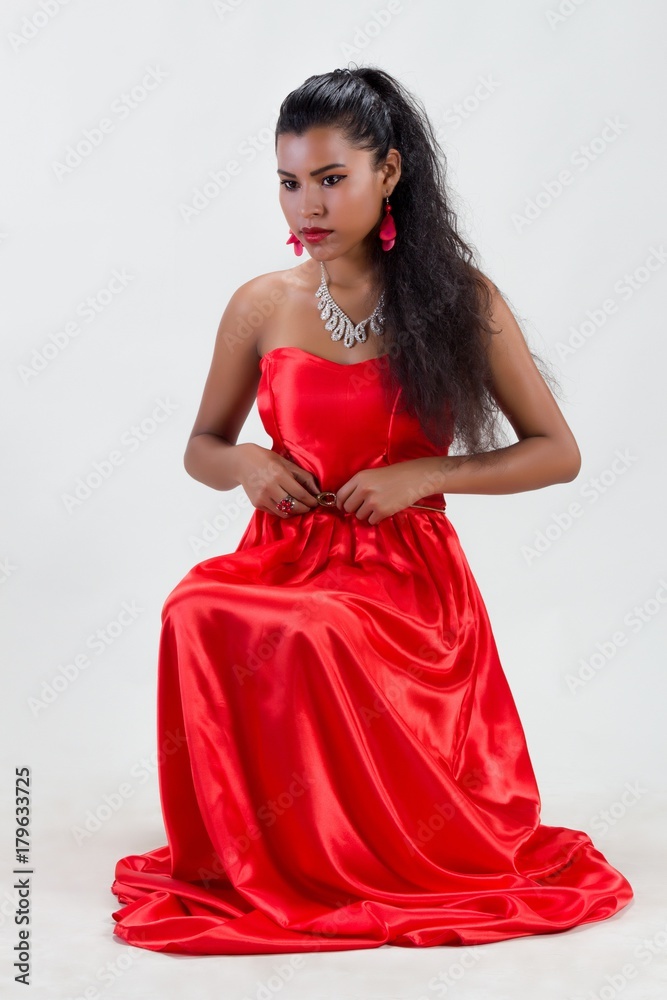 Mujer sentada en vestido rojo Stock Photo | Adobe Stock