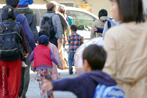 楽しそうに歩く親子の集団