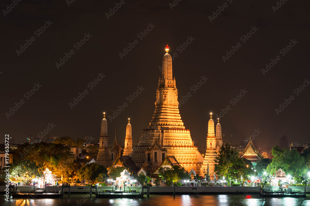 バンコク　タイランド　暁の塔　ワット・アルンの夜景