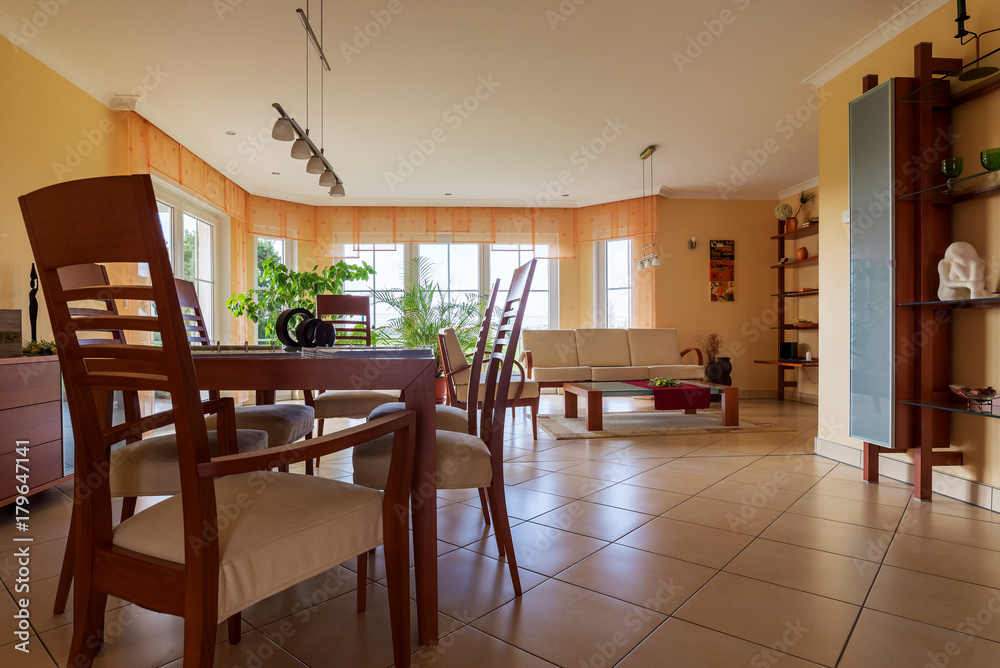 Wohnzimmer mit Esstisch Wohnzimmer mit Esstisch