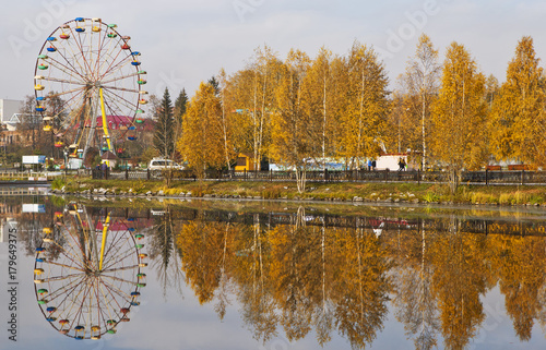 Осенний парк Бондина. Отражение в пруду. Нижний Тагил. Свердловская область