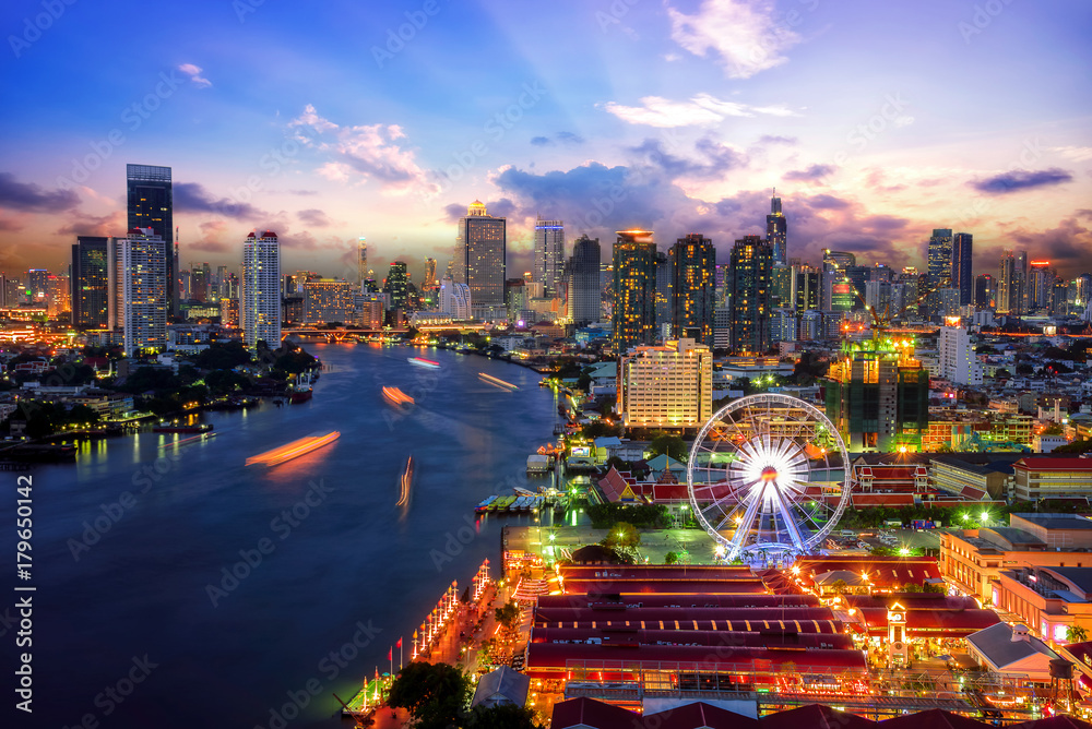 Naklejka premium Pejzaż Bangkok. Wschód słońca w Bangkoku w dzielnicy biznesowej. o zmierzchu