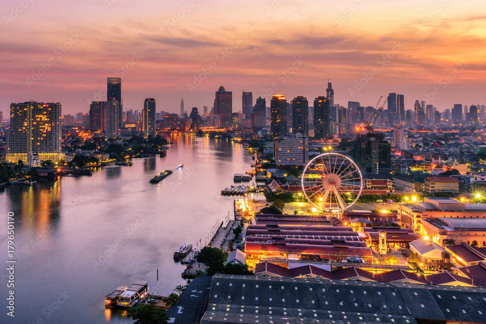Fototapeta premium Bangkok cityscape. Bangkok sunrise in the business district. at twilight