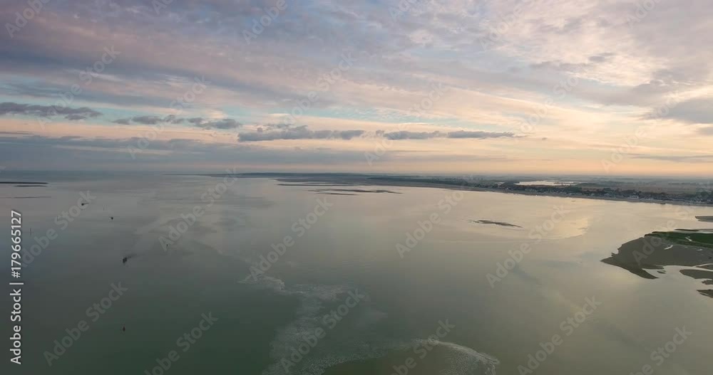 Cap Hornu - Survol de la Baie de Somme près de Saint-Valery-sur-Somme à l'aube Cap Hornu - Survol de la Baie de Somme près de Saint-Valery-sur-Somme à l'aube