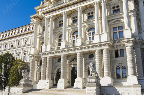 Perspektivische Aufnahme vom Justizpalast (oberster Gerichtshof) in der Innenstadt von Wien, Österreich 