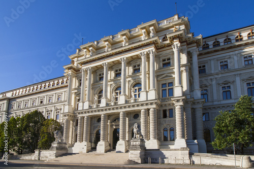 Perspektivische Aufnahme vom Justizpalast (oberster Gerichtshof) in der Innenstadt von Wien, Österreich 