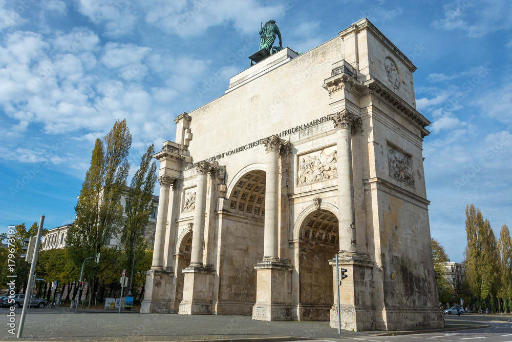 Obraz premium Siegestor in Munich, Germany wfrom the side