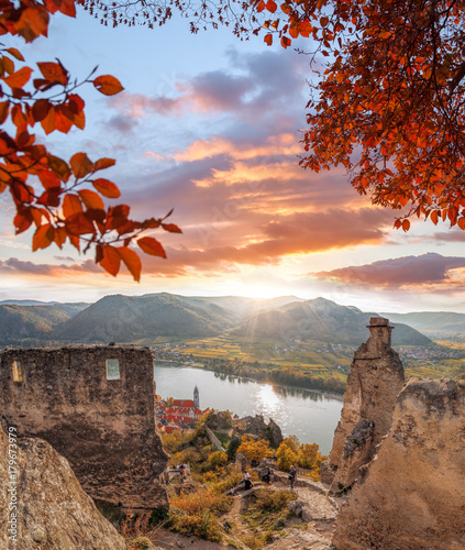 Fotografie DUERNSTEIN CASTLE AND VILLAGE WITH DANUBE RIVER DURING AUTUMN IN AUSTRIA