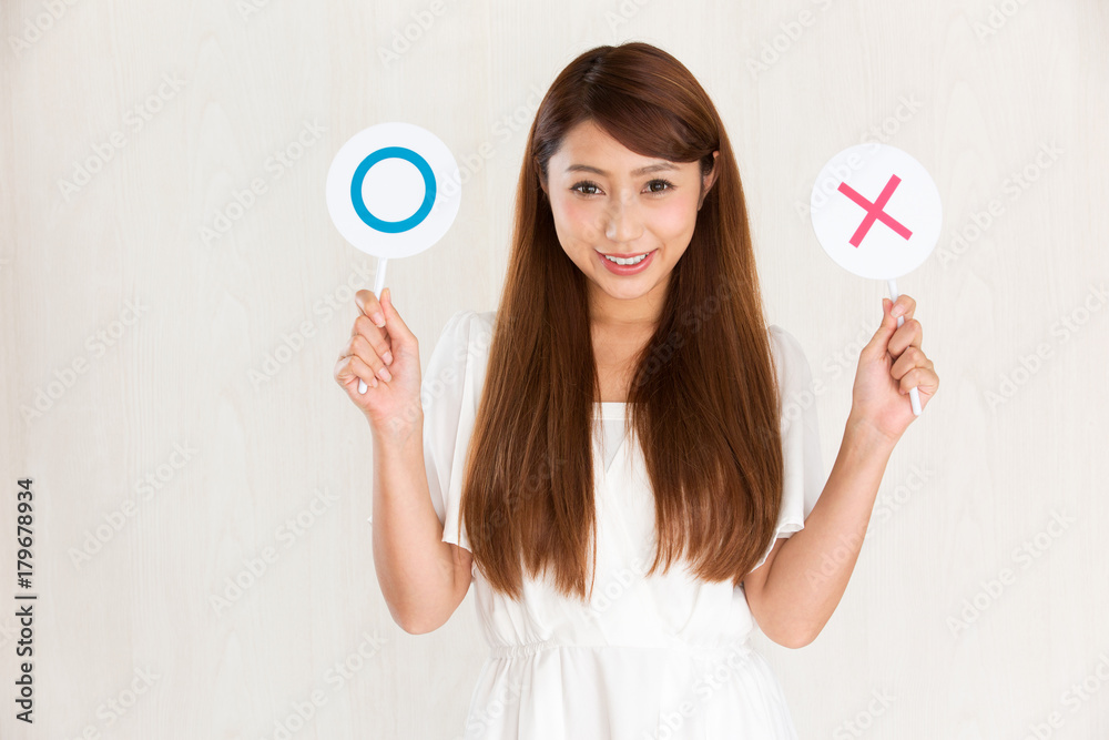 ジャッジする女性 ジャッジする女性