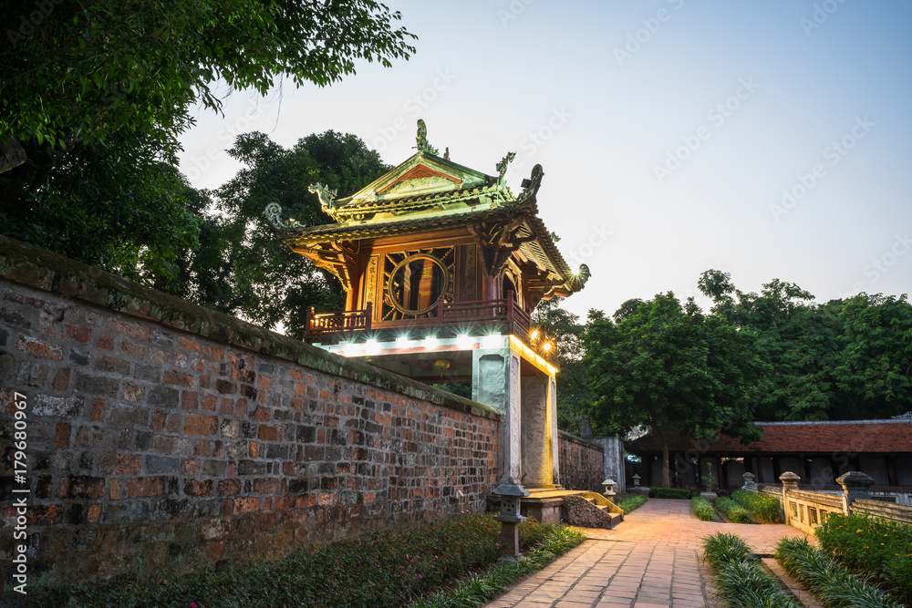 Obraz premium Khue Van Cac ( Stelae of Doctors ) in Temple of Literature ( Van Mieu ) at night. The temple hosts the
