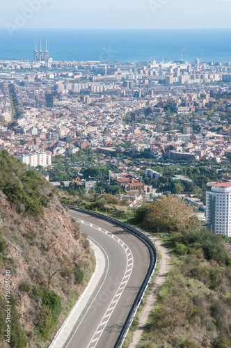 Carretera y vista aérea de la ciudad de Barcelona desde Collserola