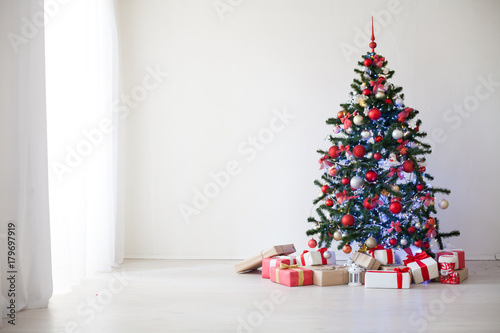 Christmas Decor white room new year tree gifts © dmitriisimakov