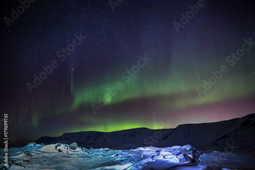 Fototapeta Naklejka Na Ścianę i Meble -  Aurora borealis / Polarlicht über dem winterlichen Island