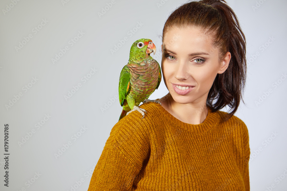 Obraz premium Woman feeding parrots. isolated shoot