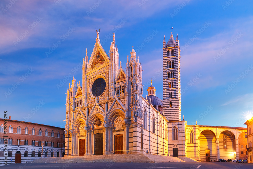 Naklejka premium Piękny widok fasada i dzwonnica Siena katedra, Duomo di Siena przy wschodem słońca, Siena, Tuscany, Włochy