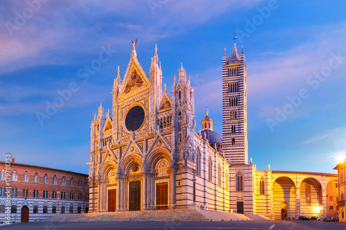 Fototapeta Beautiful view of facade and campanile of Siena Cathedral, Duomo di Siena at sun