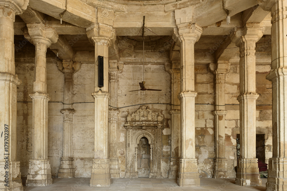 Obraz premium Sarkhej Roza is a located in the village of Makaraba, near Ahmedabad in Gujarat state, India. The picture presents Sarkhej Roza most unique architectural complexes of Ahmedabad