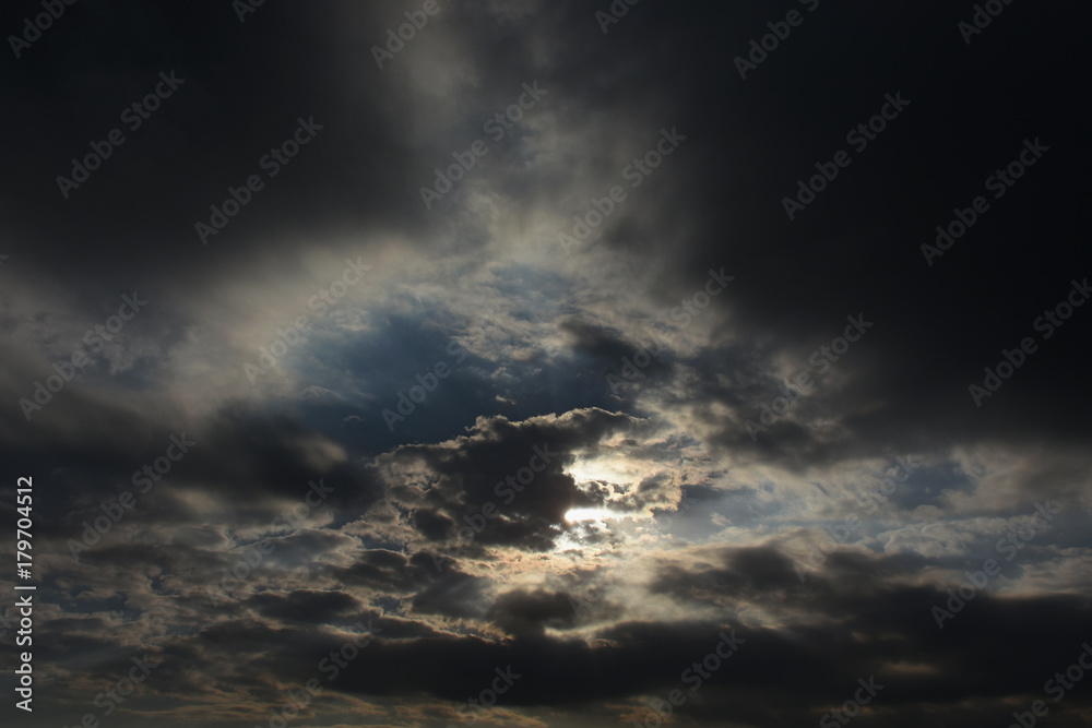 青空と雲に隠れた太陽「空想・雲のモンスター」