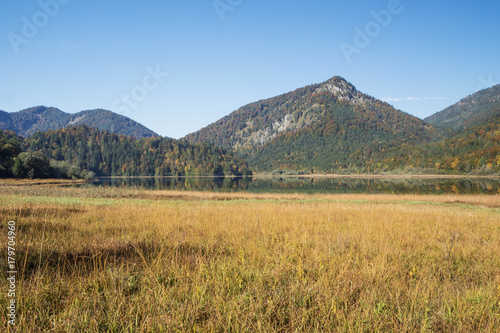 The Weitsee and its surrounding mountains in autumn colors © Vermeulen-Perdaen