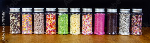 Foto Cake decorating ingredients - for desserts, candy, confectionery and sweets - cake toppings & sprinkles, assortment of chocolates, fudge and sugars - panorama / banner