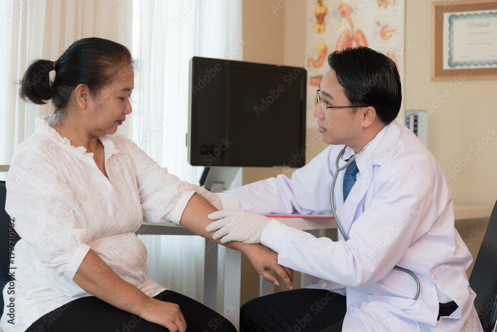 Fototapeta premium Doctor give advice to patient