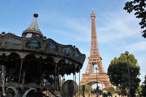 Torre Eiffel y carrusel de día