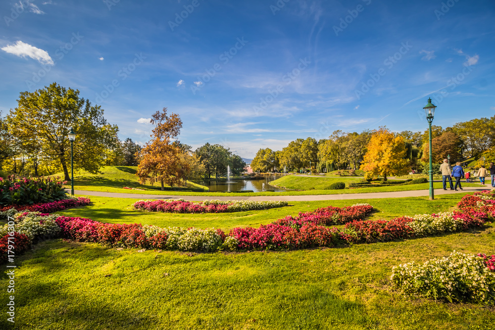 Obraz premium Herbst in Kurpark Oberlaa in Wien