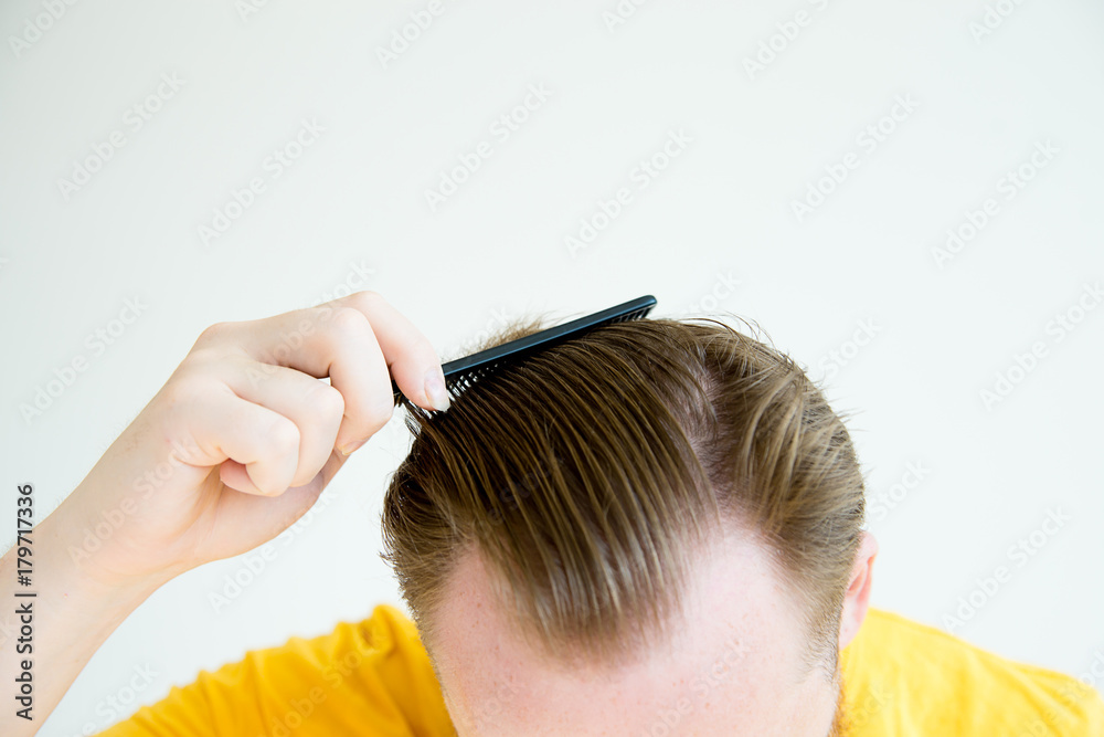 Naklejka premium Guy trimming his beard