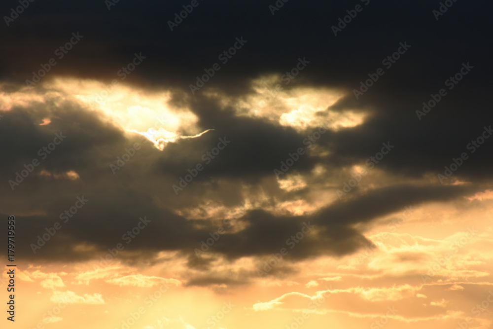 空と雲「空想・雲のモンスター【黒い雲のところに顔（オレンジ色に染まったところが二つ目）】」（眼光が鋭い、鋭い眼差し、見つめる、目力などのイメージ）