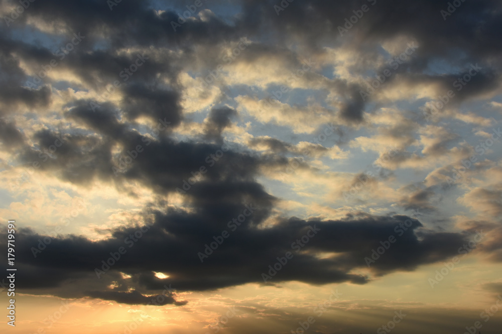 空と雲「空想・雲のモンスターたち（無数のモンスターが移動するイメージなど」