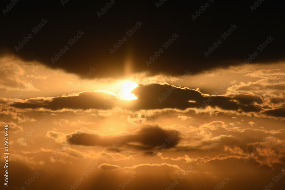 美しい光景 雲間からの太陽 明日へと続く 黎明 希望の光 明るい未来 成功 幸福などのイメージ Stock 写真 Adobe Stock
