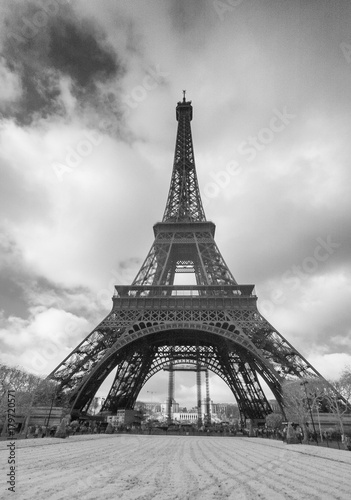 Fototapeta Naklejka Na Ścianę i Meble -  Infrared view of Eiffel Tower from Champs de Mars park, Paris