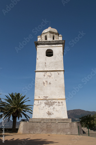 Capo Corso, Corsica, 28/08/2017: il campanile bianco di Canari, un ex faro costruito per segnalare la costa ai marinai nel paese noto come il villaggio dei cento capitani © Naeblys
