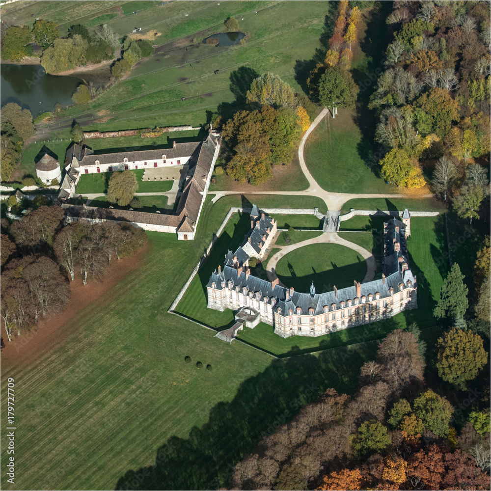 Vue aérienne du château de Neuville dans les Yvelines à louent de Paris